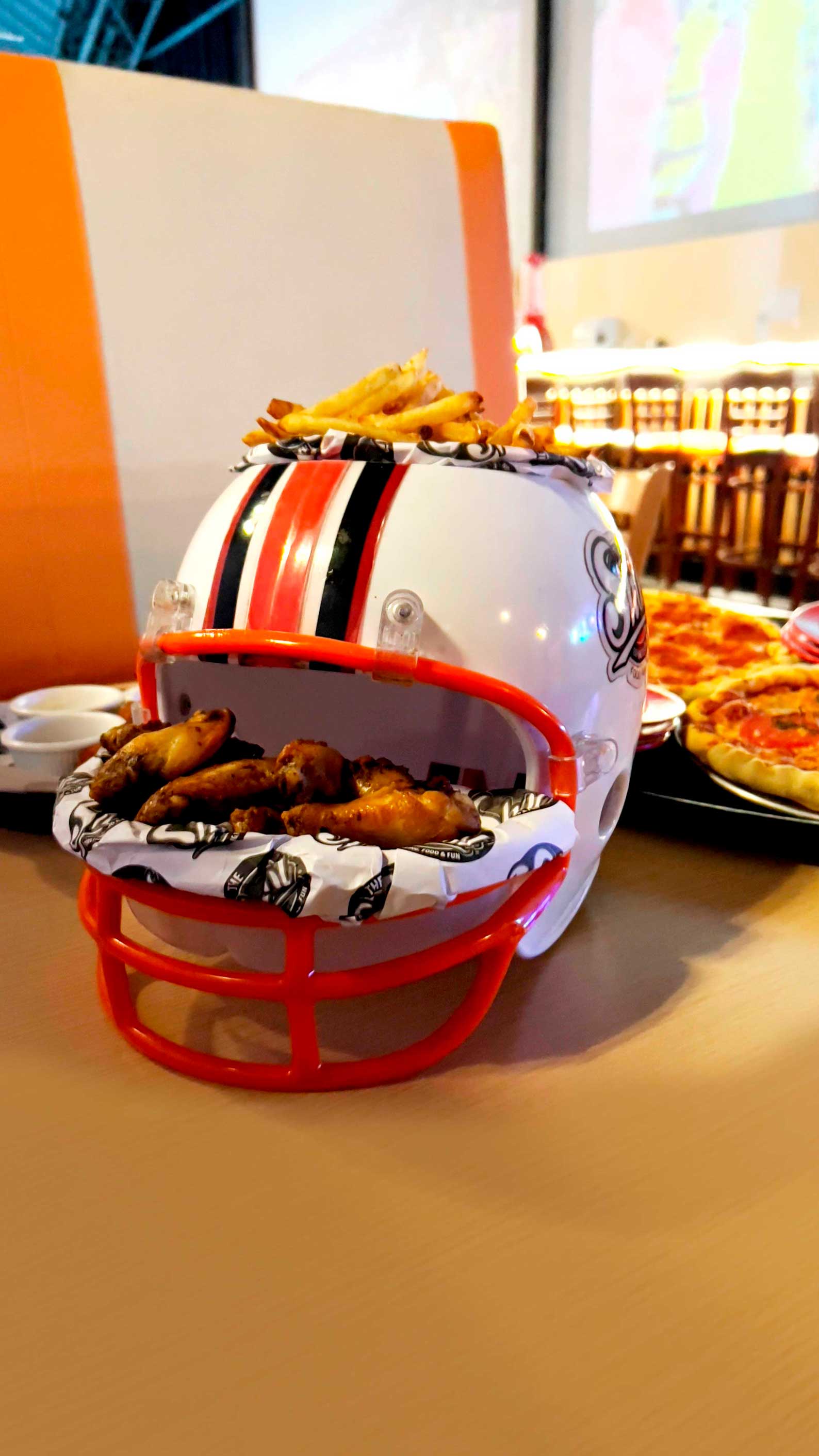 Casco de alitas en Sports Bar The Shot