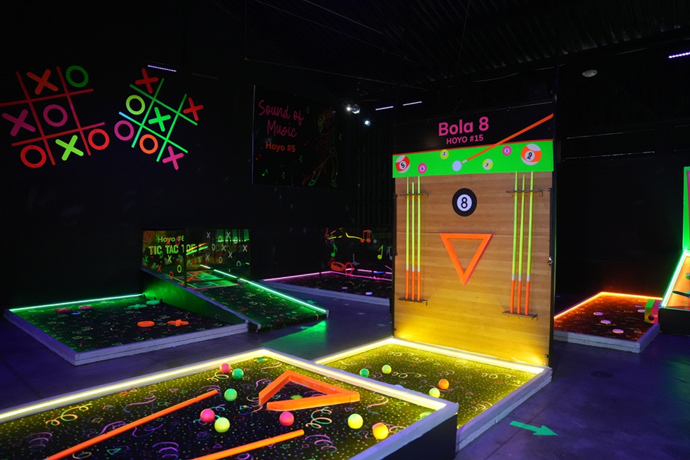 Minigolf neón en Loops Guatemala